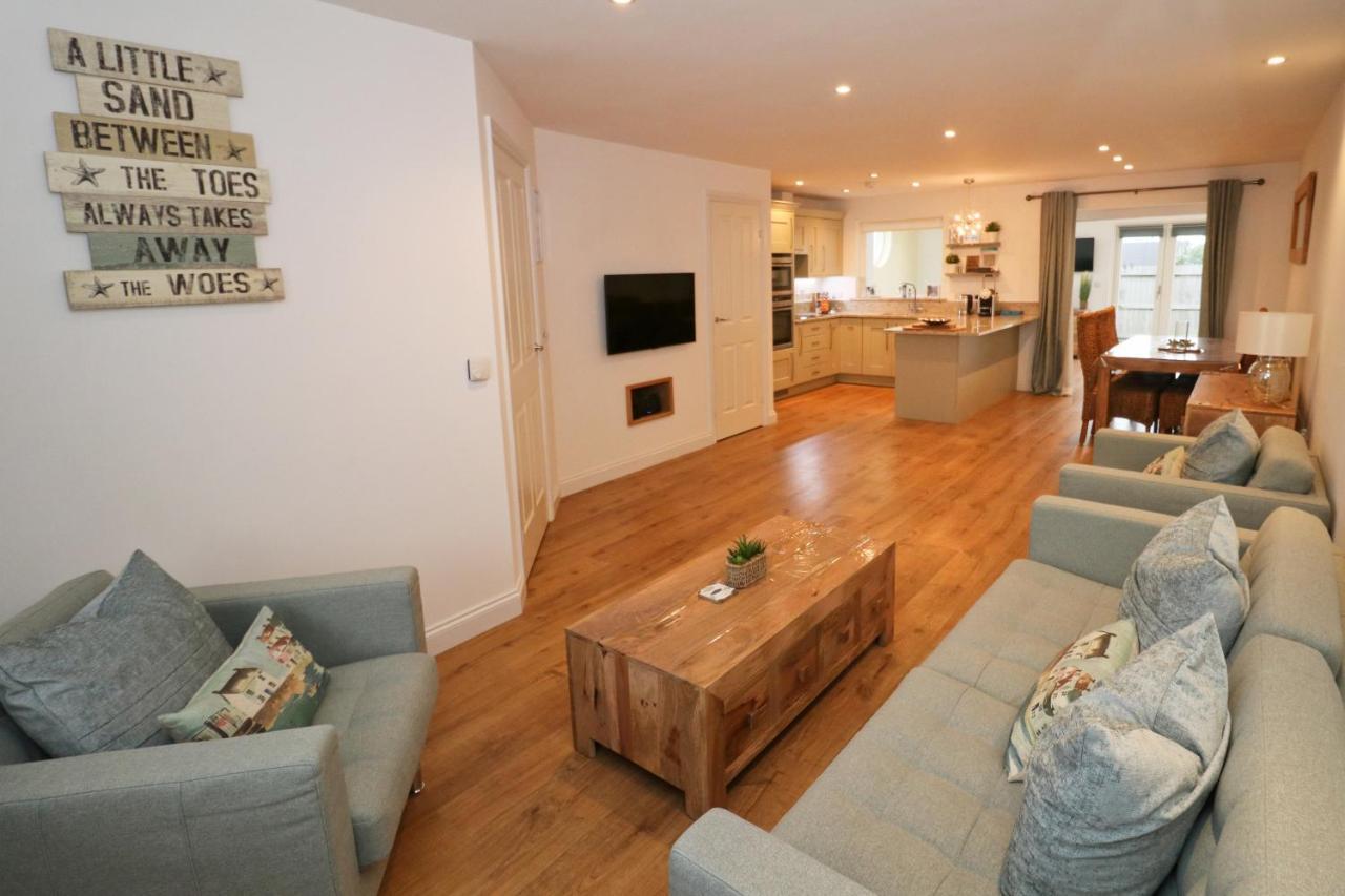 Near Beaches, Contemporary Home In Village Centre Saint Merryn Exterior photo