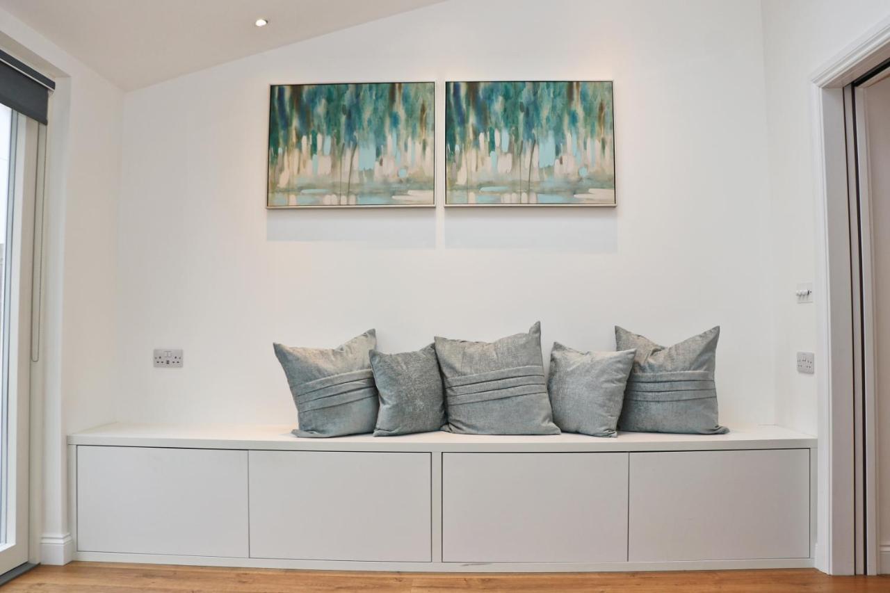 Near Beaches, Contemporary Home In Village Centre Saint Merryn Exterior photo