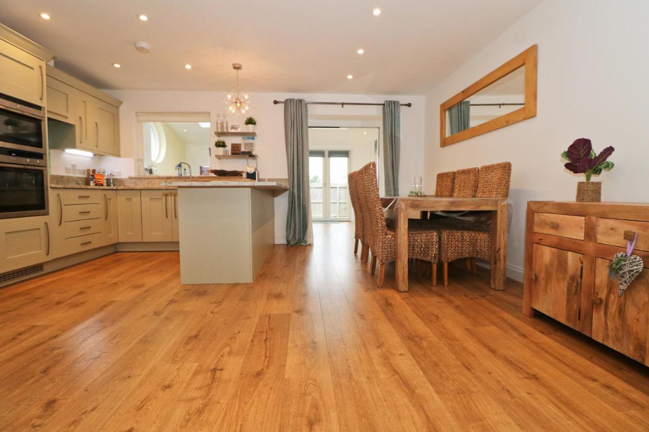Near Beaches, Contemporary Home In Village Centre Saint Merryn Exterior photo